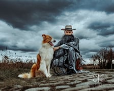 Halloweenowa sesja z podopiecznymi wrocławskiego Schroniska dla Bezdomnych Zwierząt. Na zdjęciu Adam, opiekun psów i pracownik biura adopcyjnego wraz z psem o imieniu Miłek