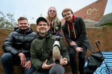 <p>Od lewej: Tomasz J&oacute;źwik, prezes ZOO Wrocław, Paweł Borecki,&nbsp; specjalista ds. badań i wsp&oacute;łpracy naukowej w ZOO, mgr inż. Weronika Borek-Marciniec z&nbsp; oraz dr inż. Paweł Zyblewski z Katedry System&oacute;w i Sieci Komputerowych Politechniki Wrocławskiej Politechniki Wrocławskiej. W środku Eliasz - gwiazda wśr&oacute;d wrocławskich pingwin&oacute;w.&nbsp;</p>