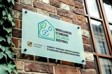 Tablica informująca, że budynek spełnia Wrocławski Standard Zielonego Budynku