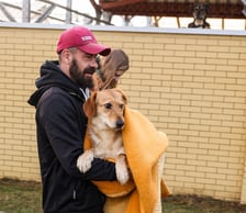 <p>Suczka, ok. 2 lat. Szalenie wystraszona, nie umie chodzić na smyczy. Boi się ludzi, unika kontaktu z nimi. Daje się dotykać, ale jeszcze nie sprawia jej to przyjemności.</p>
