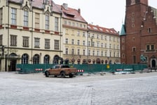 Prace w Rynku przy rozbiórce zabrukowanych nawierzchni - przygotowanie do nasadzeń nowych drzew.