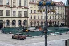 Prace w Rynku przy rozbiórce zabrukowanych nawierzchni - przygotowanie do nasadzeń nowych drzew.