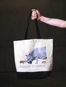 <p>Torba przedstawiająca mundżaka chińskiego Tatę i samicę nosorożca indyjskiego Marusię</p>