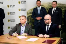 Konferencja prasowa w sprawie Zielonego Klina Południa Wrocławia i podpisania aktu notarialnego przekazującego ziemie Skarbu Państwa samorządowi Wrocławia.