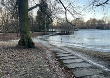 W Parku Południowym trwają prace remontowe przy ścieżkach prowadzących do tarasu będącym pozostałością po pałacu Ludwiga Landsberga