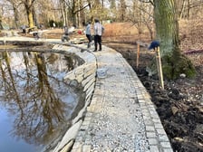 W Parku Południowym trwają prace remontowe przy ścieżkach prowadzących do tarasu będącym pozostałością po pałacu Ludwiga Landsberga