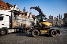 Kolejna partia drzew dotarła na Rynek, 19.03.2026 r