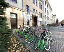 <p>Stojaki na rowery na terenie Uniwersytetu Przyrodniczego</p>