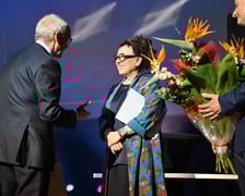 Gala z okazji 75-lecia Uniwersytetu Medycznego we Wrocławiu. Prof. Piotr Ponikowski i Olga Tokarczuk