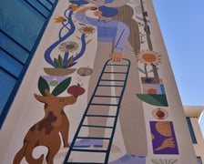 Mural Oteckiego na budynku Uniwersytetu Przyrodniczego przy placu Grunwaldzkim