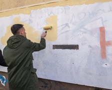 Usuwanie nienawistnych haseł ze ściany szkoły przy ul. Niemcewicza