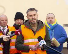 Usuwanie nienawistnych haseł ze ściany szkoły przy ul. Niemcewicza