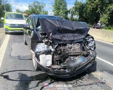<p>Na zdjęciach samoch&oacute;d osobowy po wypadku na ul. Karkonoskiej</p>