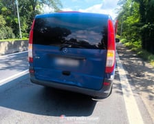 <p>Na zdjęciach samoch&oacute;d osobowy po wypadku na ul. Karkonoskiej</p>