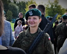 We Wrocławiu zakończyło się szkolenie podstawowe 3. edycji programu „Wakacje z Wojskiem”. Elewi złożyli przysięgę na sztandar 10 Wrocławskiej Brygady Łączności.