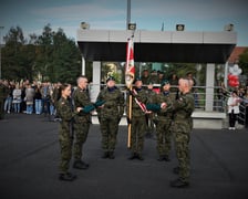 We Wrocławiu zakończyło się szkolenie podstawowe 3. edycji programu „Wakacje z Wojskiem”. Elewi złożyli przysięgę na sztandar 10 Wrocławskiej Brygady Łączności.