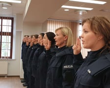 <h2>Praca w policji: gdzie złożyć dokumenty do pracy</h2>
<p>Postępowania kwalifikacyjne dla kandydat&oacute;w do służby w policji są w &nbsp;następujących jednostkach organizacyjnych:</p>
<ul>
<li>w Komendzie Wojew&oacute;dzkiej Policji we Wrocławiu, w Oddziale Prewencji Policji we Wrocławiu, w Samodzielnym Pododdziale Prewencji Policji w Legnicy;</li>
<li>w Komendzie Miejskiej Policji w Jeleniej G&oacute;rze, w Legnicy, w Wałbrzychu i we Wrocławiu;</li>
<li>w Komendzie Powiatowej Policji w Bolesławcu, Dzierżoniowie, Głogowie, G&oacute;rze, Jaworze, Kamiennej G&oacute;rze, Kłodzku, Lubaniu, Lubinie, Lw&oacute;wku Śląskim, Miliczu, Oleśnicy, Oławie, Polkowicach, Strzelinie, Środzie Śląskiej, Świdnicy, Trzebnicy, Wołowie, Ząbkowicach Śląskich, Zgorzelcu, Złotoryi.</li>
</ul>
