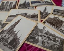 kolekcjoner pocztówek Stanisław Chmura z Wrocławia. W imponującej kolekcji ma ponad tysiąc wrocławskich widokówek