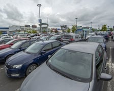 28.08.2022 niedziela handlowa we Wrocławiu: tłumy kupujących i pękające w szwach parkingi