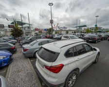 28.08.2022 niedziela handlowa we Wrocławiu: tłumy kupujących i pękające w szwach parkingi