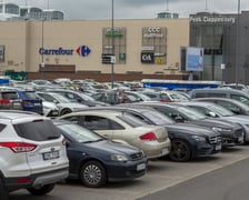 28.08.2022 niedziela handlowa we Wrocławiu: tłumy kupujących i pękające w szwach parkingi