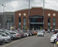 28.08.2022 niedziela handlowa we Wrocławiu: tłumy kupujących i pękające w szwach parkingi