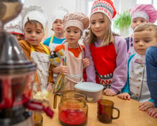 Na zdjęciu: przedszkolaki podczas zajęć fermentowania