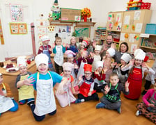 Na zdjęciu: przedszkolaki podczas zajęć fermentowania