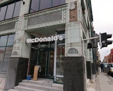 Na zdjęciu budynek u zbiegu ul. Ruskiej i Kazimierza Wielkiego, w którym powstaje restauracja McDonald's. Trwa remont (29.12.22)