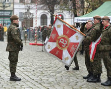 Na zdjęciu 80 nowych żołnierzy Wojsk Obrony Terytorialnej z Dolnego Śląska. W sobotę złożyli uroczystą przysięgę w Świdnicy