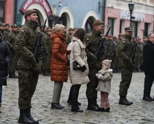 Na zdjęciu 80 nowych żołnierzy Wojsk Obrony Terytorialnej z Dolnego Śląska. W sobotę złożyli uroczystą przysięgę w Świdnicy