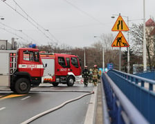 Awaria gazociągu przy moście Szczytnickim we Wrocławiu we wtorek, 6 grudnia 2022 r.
