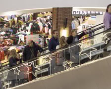 Na zdjęciach klienci w galerii handlowej we Wrocławiu
