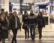 Na zdjęciach klienci w galerii handlowej we Wrocławiu