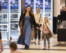 Na zdjęciach klienci w galerii handlowej we Wrocławiu