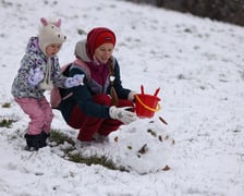 Zima zagościła we Wrocławiu. Właśnie spadł pierwszy śnieg...