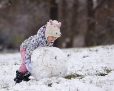 Zima zagościła we Wrocławiu. Właśnie spadł pierwszy śnieg...