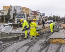 Na zdjęciu widać budowę linii autobusowo-tramwajowej na Nowy Dwór