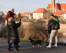 Spacerowicze podczas świąt we Wrocławiu.