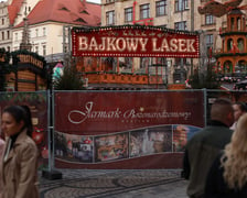 Na zdjęciu widać zamknięty Jarmark Bożonarodzeniowy we Wrocławiu