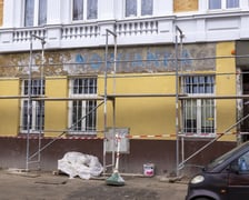 Remontowana kamienica przy ul. Słowiańskiej 17 i odkryty napis