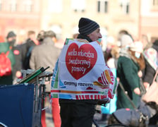 Finał WOŚP na wrocławskim Rynku. Mężczyzna z sercem WOŚP na plecach