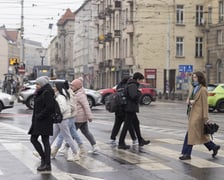 <p><strong>Urlop opiekuńczy, urlop z tytułu siły wyższej i zmiany w urlopach rodzicielskich &ndash; to nowości w urlopach dla pracownik&oacute;w, kt&oacute;rych można się spodziewać w 2023 r.</strong></p>
<p>W sumie, w roku pracownicy zatrudnieni na umowę o pracę mogą mieć nawet 35 dni wolnych.&nbsp;Obecnie urlop wypoczynkowy to od 20 do 26 dni.</p>