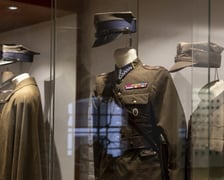 Broń, umundurowanie i odznaki wojskowe z kolekcji Muzeum Militariów we Wrocławiu