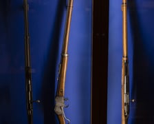 Broń, umundurowanie i odznaki wojskowe z kolekcji Muzeum Militariów we Wrocławiu