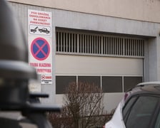 <p>Minimalną liczbę miejsc parkingowych w danej inwestycji określają zapisy planu miejscowego albo warunki zabudowy, zwykle jest to minimum jedno miejsce na każdy lokal.</p>