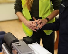 <h2>Testy kwalifikacyjne dla kandydat&oacute;w i kandydatek do pracy w policji&nbsp;</h2>
<p>Osoby ubiegające się o pracę w policji muszą m.in. zdać odpowiednie testy kwalifikacyjne. Co czeka kandydat&oacute;w:</p>
<p>&nbsp;</p>
<ul>
<li>Test wiedzy z zakresu funkcjonowania policji. <a href="https://www.wspol.edu.pl/g/dobor-do-policji" target="_blank" rel="nofollow noopener">Przykładowa baza pytań umieszczona jest na stronie internetowej Wyższej Szkoły Policji w Szczytnie</a></li>
<li>Test sprawności fizycznej. Gdzie się do niego przygotować, zobacz poniżej</li>
<li>Test psychologiczny. Określa predyspozycje intelektualne i osobowościowe do służby</li>
<li>Rozmowa kwalifikacyjna</li>
<li>Komisja lekarska. Kandydat poddany zostaje specjalistycznym badaniom, na podstawie kt&oacute;rych komisja oceni psychiczną i fizyczną zdolność kandydata do służby</li>
<li>Postępowanie sprawdzające określone w przepisach o ochronie informacji niejawnych</li>
</ul>