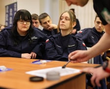 <h2>Praca w policji: gdzie złożyć dokumenty do pracy</h2>
<p>Osoby zainteresowane służbą w policji mogą składać osobiście dokumenty aplikacyjne w Komendzie Wojew&oacute;dzkiej Policji we Wrocławiu Wydział Doboru i Szkolenia, ul. Połbina 1 oraz w komendach miejskich i powiatowych policji na terenie Dolnego Śląska.</p>
<p>&nbsp;</p>
<p>W Komendzie Miejskiej Policji we Wrocławiu, można składać dokumenty w Wydziale Kadr KMP przy ul. Sołtysowickiej 21 od poniedziałku do piątku w godzinach 7:30 &ndash; 15:00. Osoby zainteresowane pełnieniem służby mogą r&oacute;wnież kontaktować się pod nr tel. 47 87 129 62.</p>