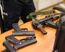 <h2>Policja Wrocław: terminy przyjęć do służby w 2023 r.</h2>
<p>Dokumenty do pracy w policji można składać przez cały rok, ale ściśle określone są terminy przyjęć: pierwszy termin był&nbsp;&nbsp;27 lutego 2023&nbsp;r.,<span style="font-weight: bold;"> kolejny będzie 5 maja br.&nbsp;</span></p>