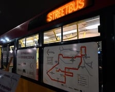 W Streetbusie wolontariusze wydawali średnio 250 ciepłych posiłków dziennie.